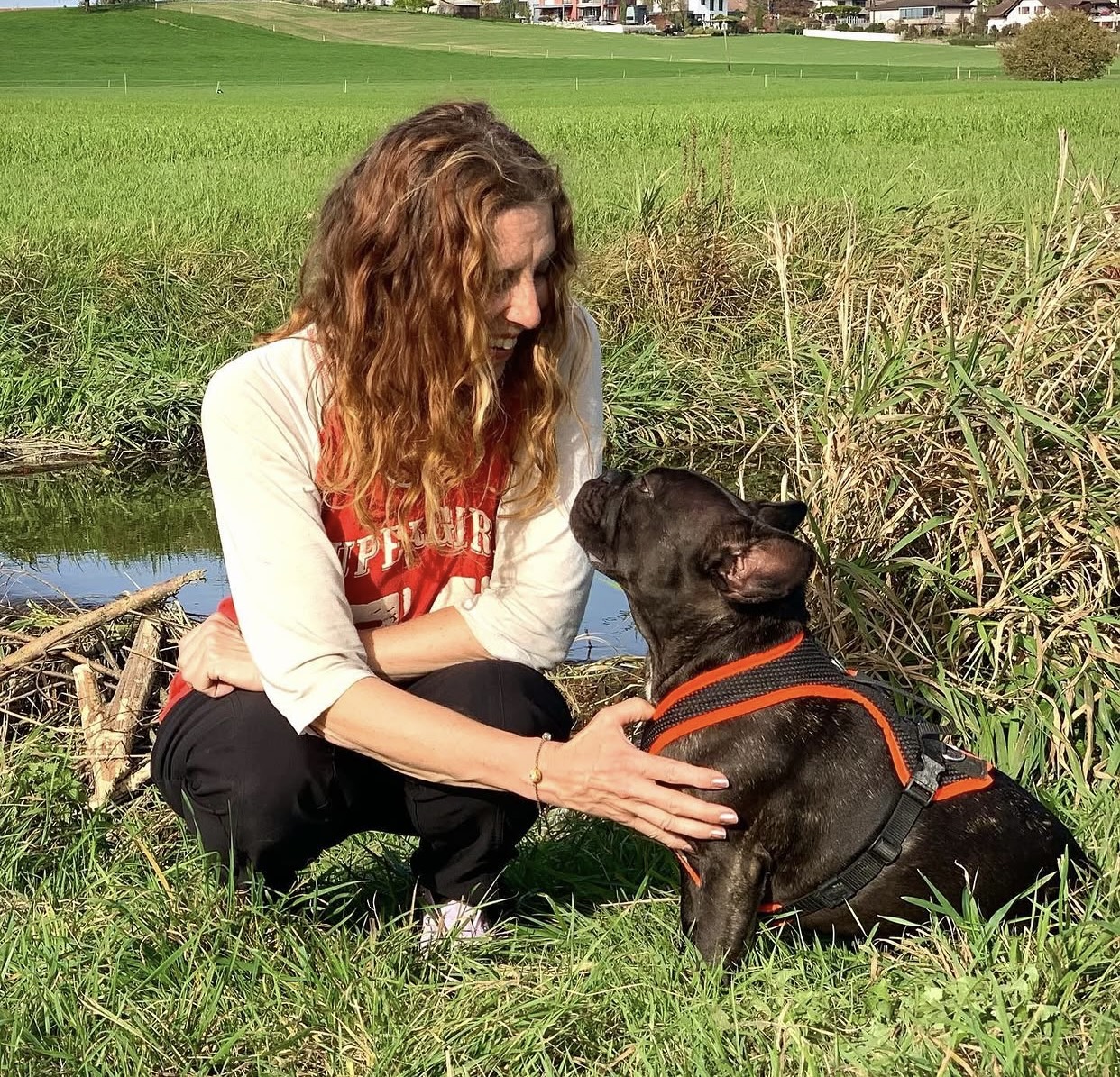 Diana mit einem Hund im Grünen